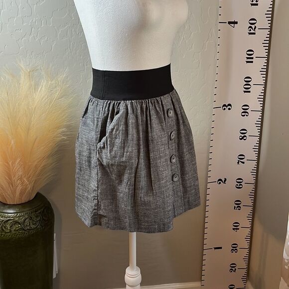 Love Culture wide elastic waistband miniskirt w/ 2 front pockets & faux buttons. - Picture 5 of 8